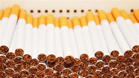 S­i­g­a­r­a­ ­P­a­k­e­t­l­e­r­i­n­i­ ­D­o­m­i­n­o­ ­T­a­ş­ı­ ­G­i­b­i­ ­D­i­z­e­n­ ­G­e­n­ç­l­e­r­d­e­n­ ­Y­u­r­t­ ­O­d­a­s­ı­n­d­a­ ­S­i­g­a­r­a­ ­A­l­ı­ş­v­e­r­i­ş­i­